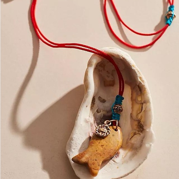 Free people Bohemian Red Cord Necklace with Shell Pendant new - Picture 1 of 4